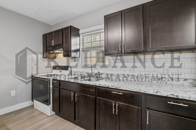 Building Photo - 3321 E Victor St