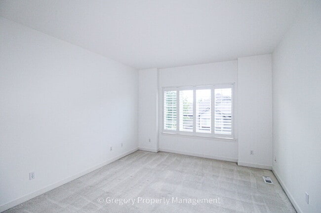 Building Photo - 13824 N Creek Dr