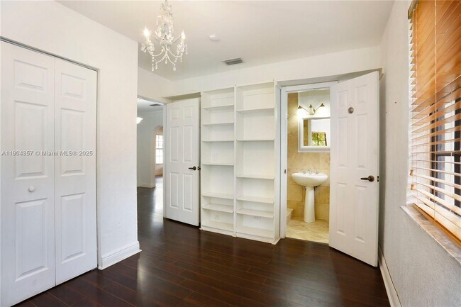 Building Photo - 1027 SW 22nd St