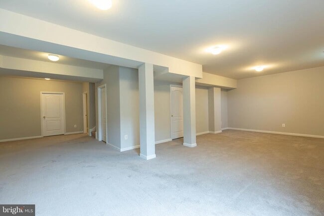 Building Photo - 305 Lewisburg Ln