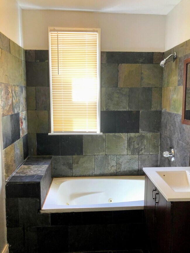 Building Photo - 6735 S Laflin St