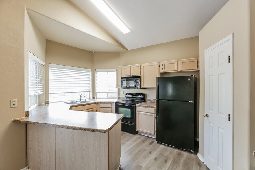 Building Photo - 5160 W Saragosa St