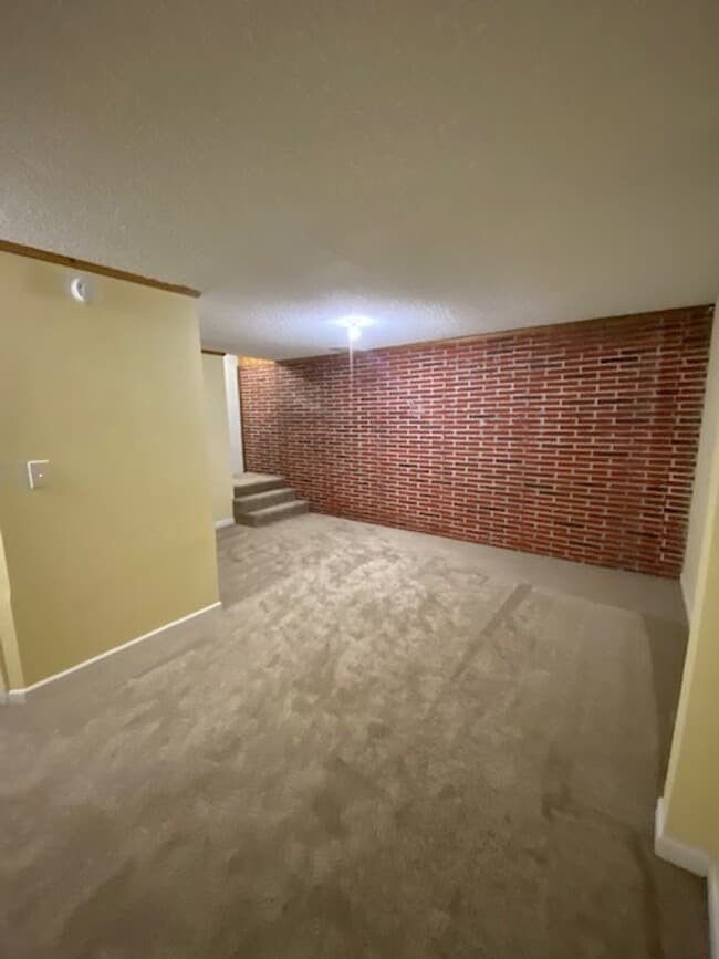 Building Photo - 1603 W Koch St