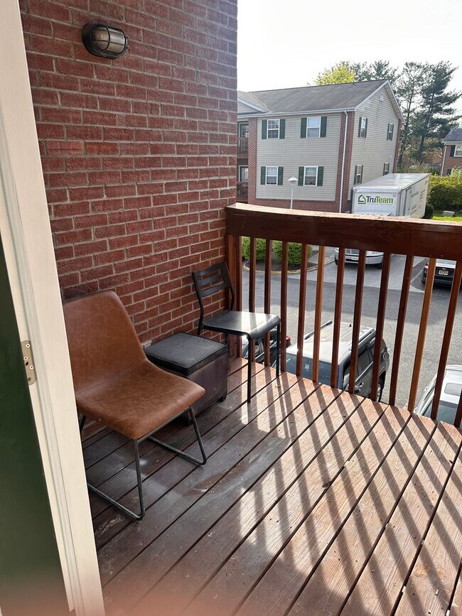 Building Photo - 4 Bedroom 2 Bath Apartment 2nd Floor