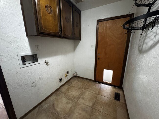 Building Photo - Beautiful 3 bedroom 2 bath