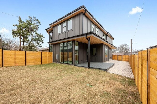 Building Photo - 1409 Valleyridge Dr