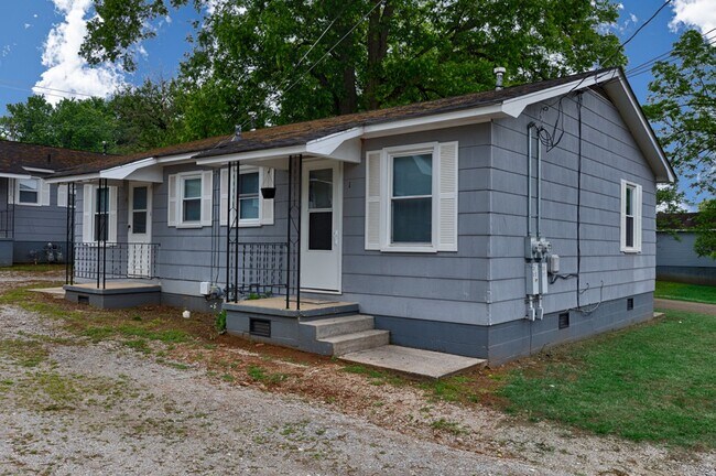 Building Photo - 1505 Wells Ave SE