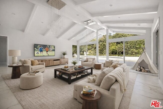 Building Photo - 801 Alta Dr