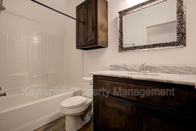 Building Photo - 727 NE 5th St