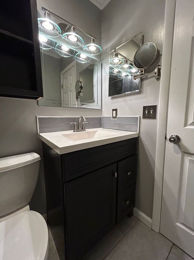 Building Photo - ? Move-In Ready 3BR Townhome | Ask About O...