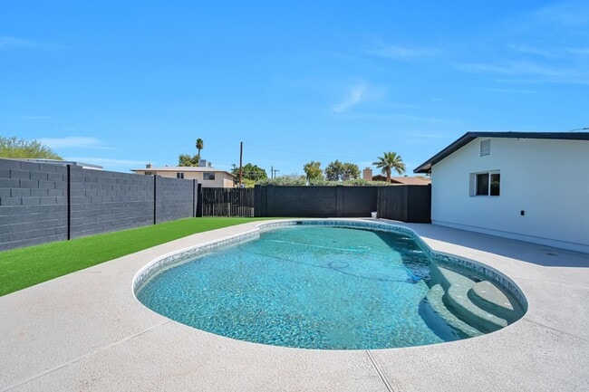 Building Photo - Huge 2 Story Home in Prime ASU neighborhood