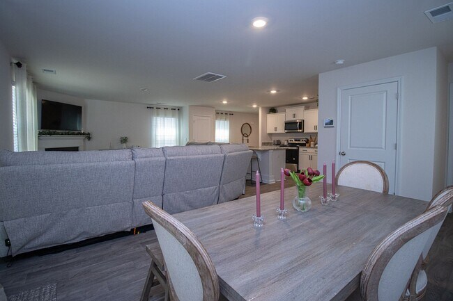 Building Photo - Stylish & Spacious Pet-Friendly Home in Bo...