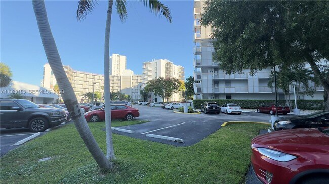 Building Photo - 3401 N Country Club Dr