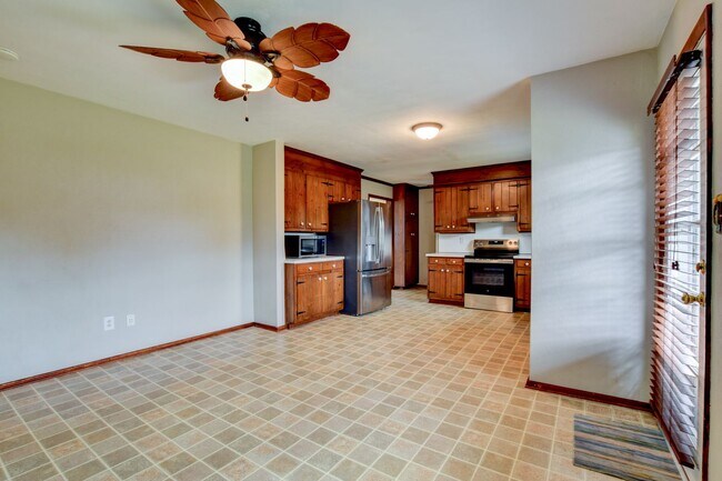 Building Photo - 609 Birch Dr