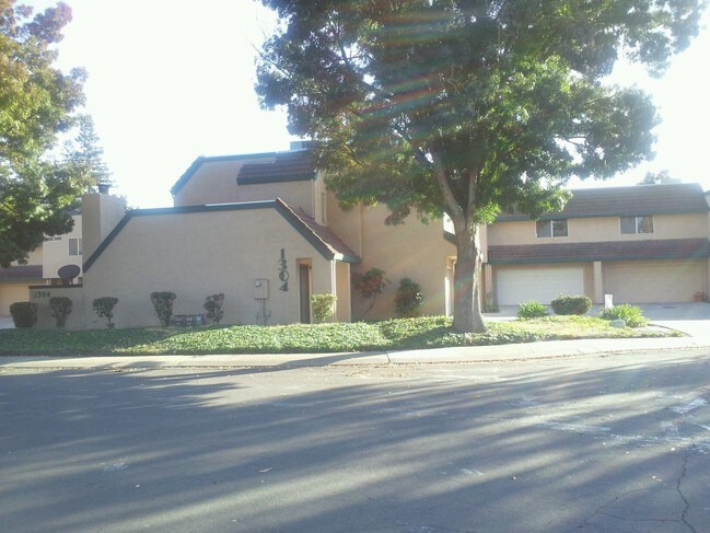 Building Photo - 1304 Bywood Ln