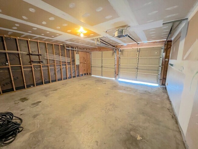 Building Photo - 3 BED | 2 BATH | NEWLY RENOVATED