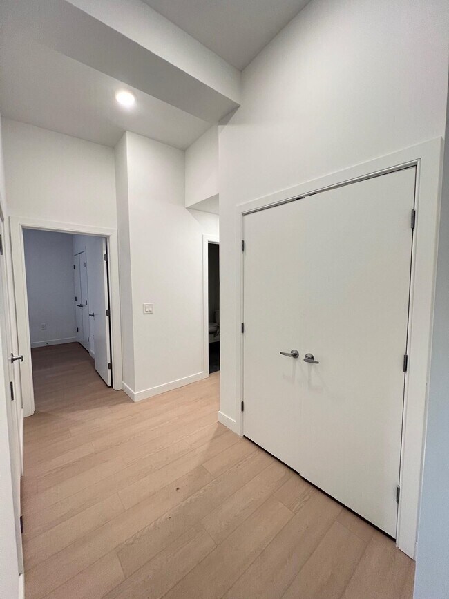 Building Photo - 141 Christopher Columbus Dr