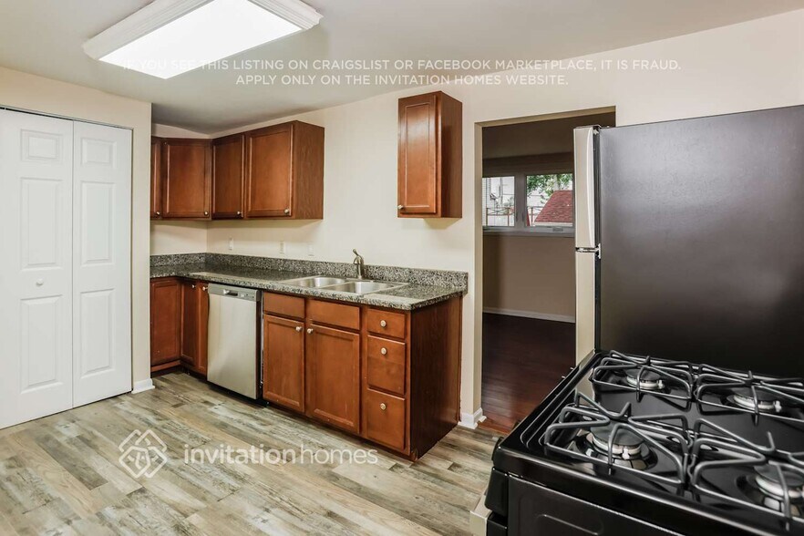 Building Photo - 353 E Elm St