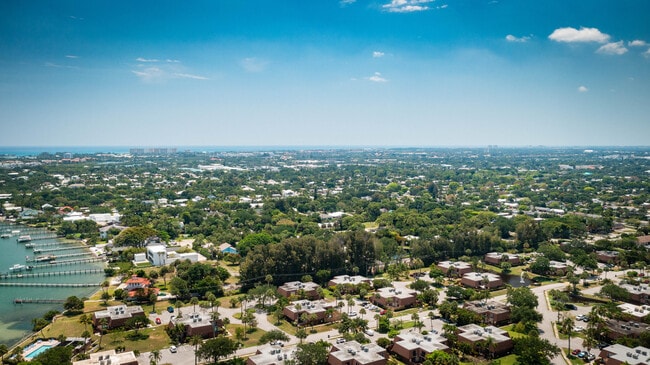 Building Photo - 825 Center St