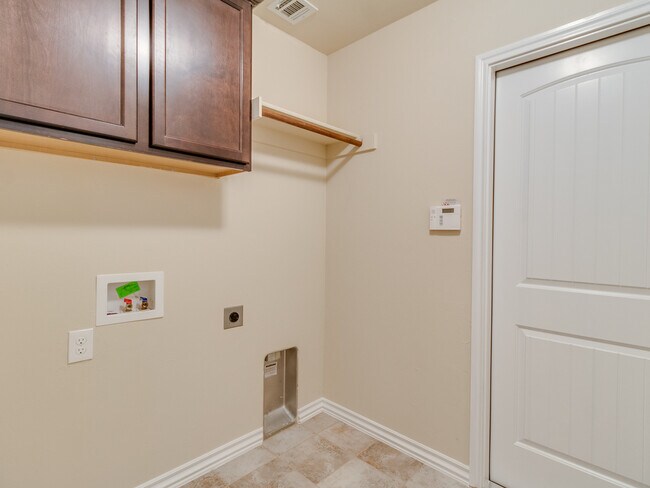 Building Photo - 4 Bedrooms/2 Baths in Falling Springs Addition - Deer Creek Schools - Community Pool