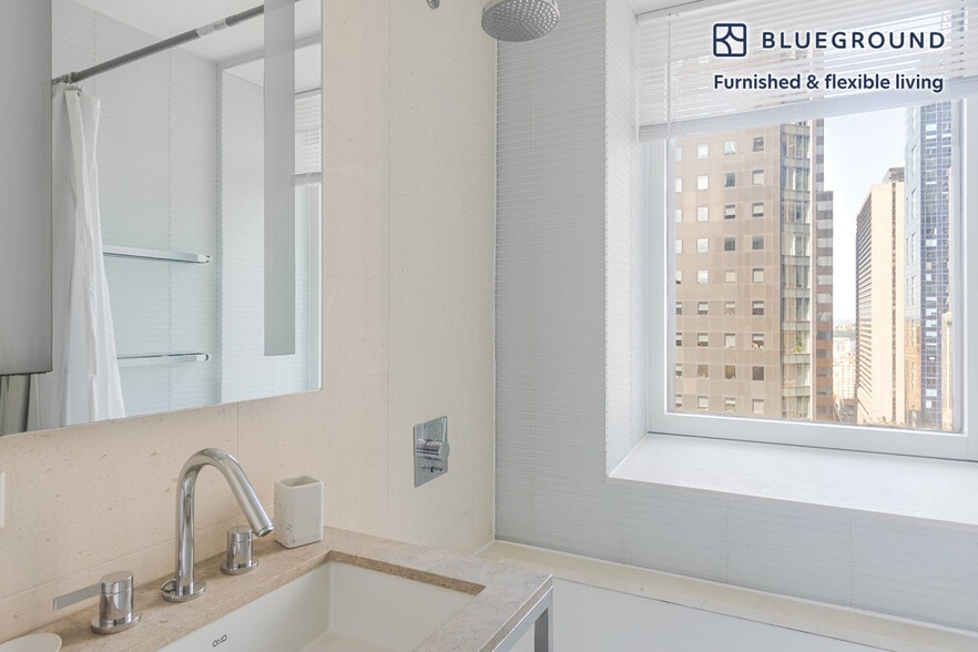 Building Photo - 70 W 45th St