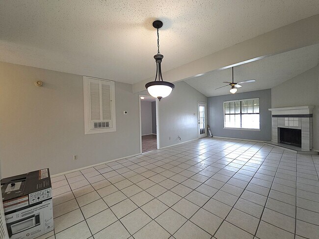 Building Photo - Get ready to fall in love with comfortable, carefree living at Courtyard Condominiums in Tyler, TX!