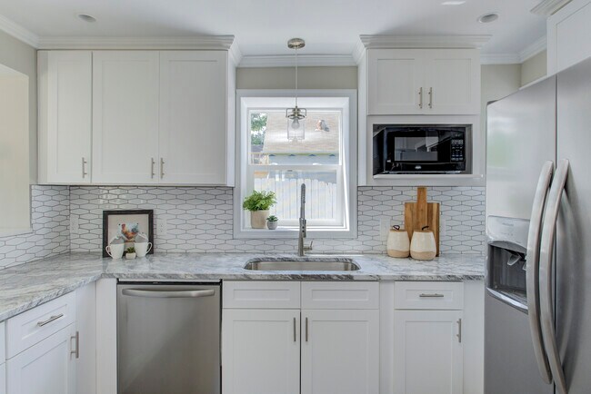 Building Photo - 701 Lincoln St