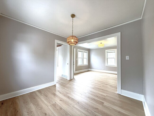 Building Photo - 323 N 59th St