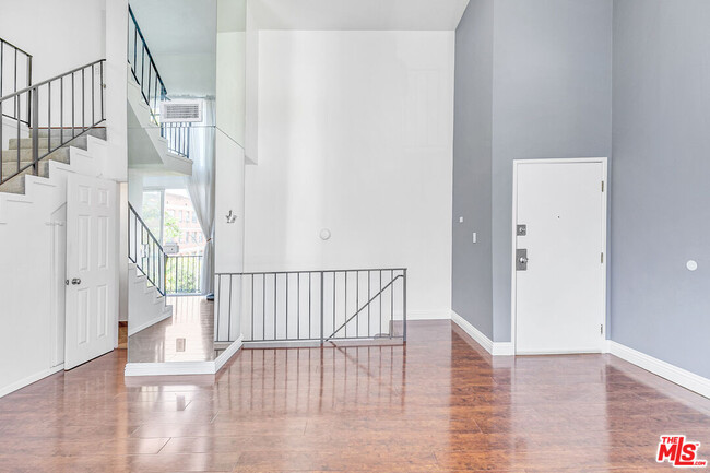 Building Photo - 815 N Las Palmas Ave