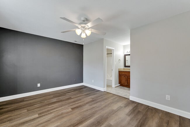 Building Photo - 1400 Riverside Dr