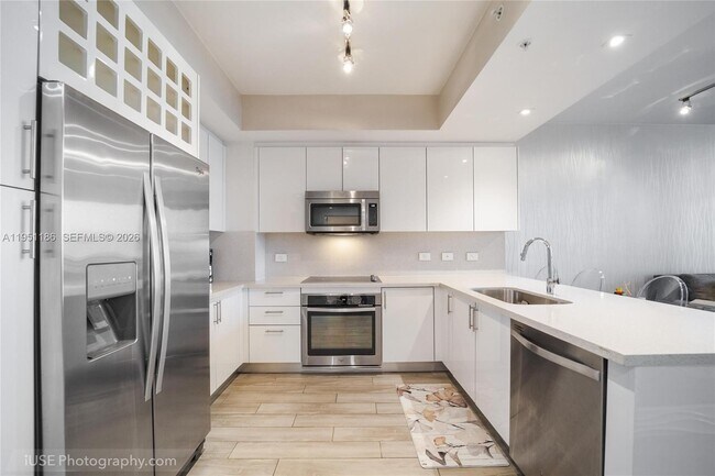 Building Photo - 999 SW 1st Ave