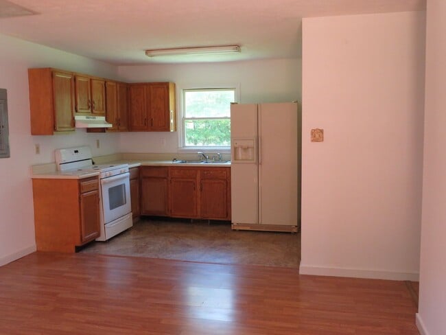 Building Photo - 3 Bedroom 2 Bath home on 1 acre