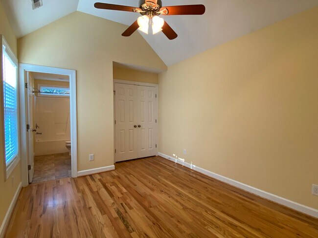 Building Photo - 3925 Lexington Dr