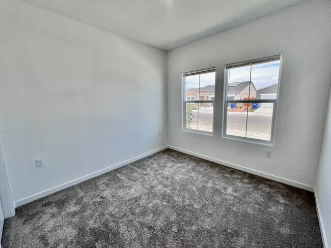 Building Photo - $2,595 Fowler & Dakota, 4 Bedroom 2 Bathro...