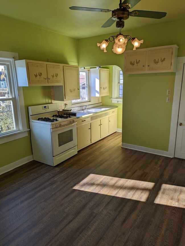 Building Photo - Fifth St.