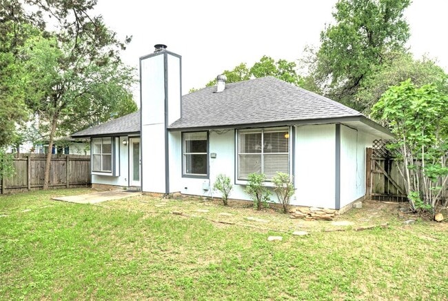 Building Photo - 702 Twin Oak Trail