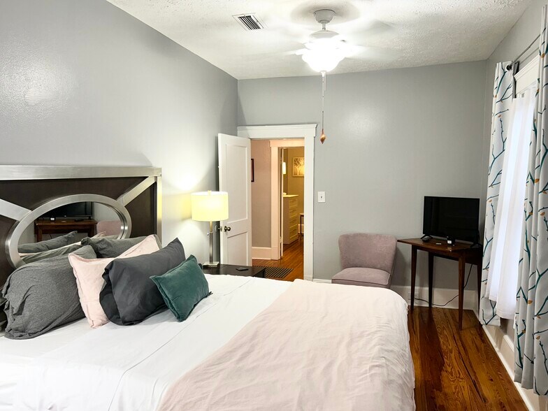 Building Photo - 1039 Riviera St