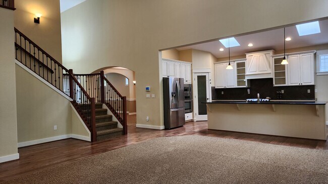 Building Photo - Beautiful Campus Glen 4-Bedroom!