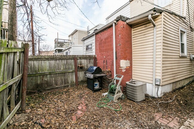 Building Photo - Amazing 3 bed 2 bath with a roof top deck ...