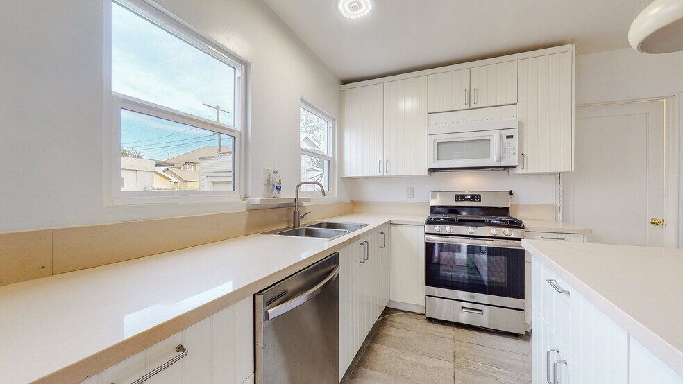 Modern applicances - 1436 S Norton Ave