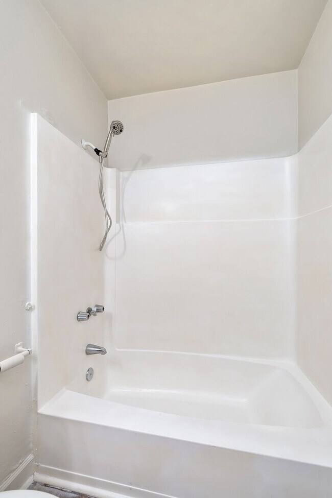 Building Photo - Newly Renovated 2 Bedroom Unit!