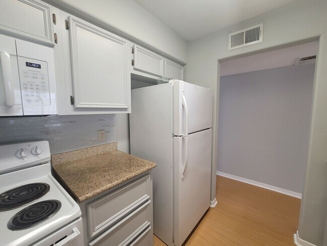 Building Photo - Ground Floor - 1 bedroom 1 bath - Near UTM...