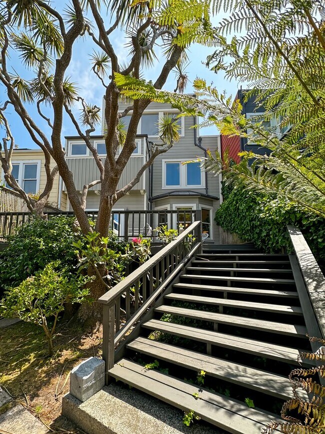 Building Photo - Beautiful 4BR+/3.5BA Edwardian Single-Fami...