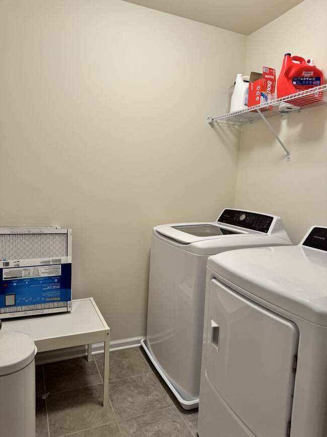 Building Photo - 529 Common Raven Ct