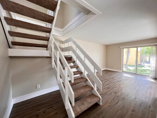 Building Photo - Spacious End-Unit Townhouse in Boynton Beach