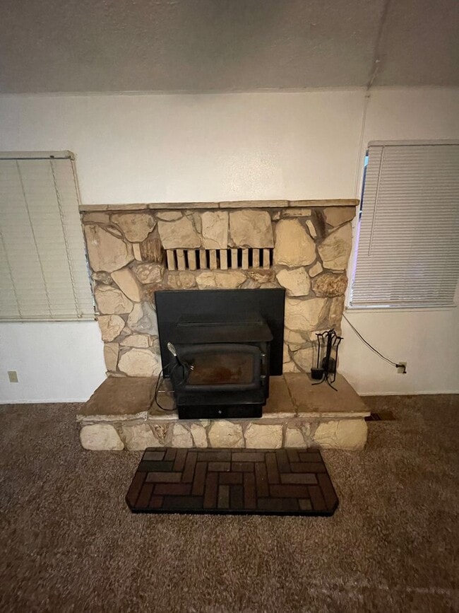 Building Photo - Two story 4 bedroom 2 bath home, Magalia