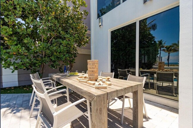 Building Photo - 3350 NE 14th Ct