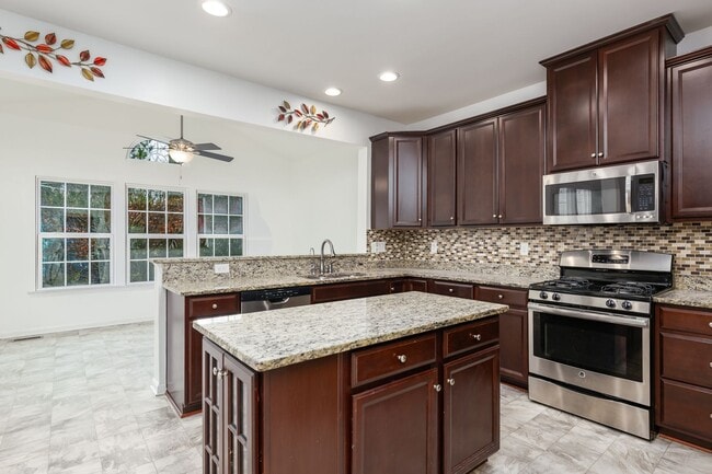 Building Photo - Spacious Home in Williamsburg - WASHINGTON RIDGE