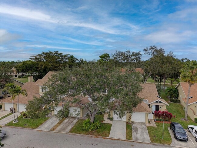 Building Photo - 505 Maplewood Dr