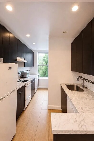 Building Photo - 50 Horatio St